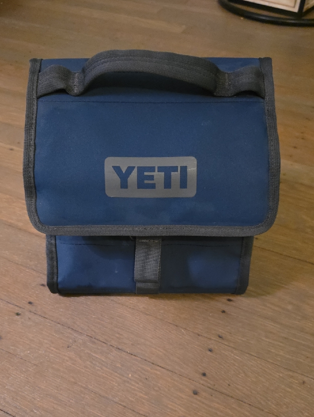 Yeti Navy Blue Day Trip Lunch Bag Fold Over Top / Soft Cooler Lunch Bag